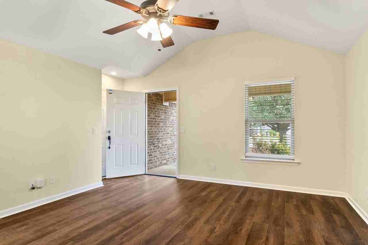 172 Roscommon Rd - Photo 6 of 26