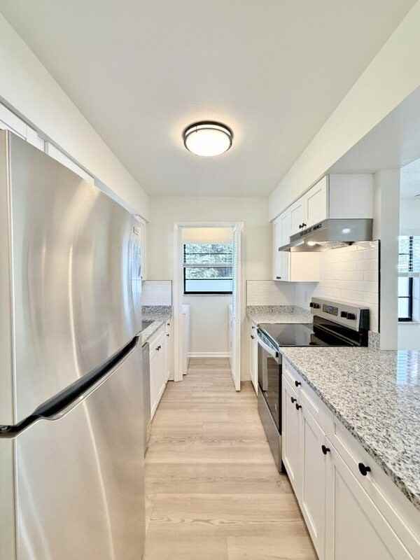 5212 Peach Ave - Photo 7 of 44