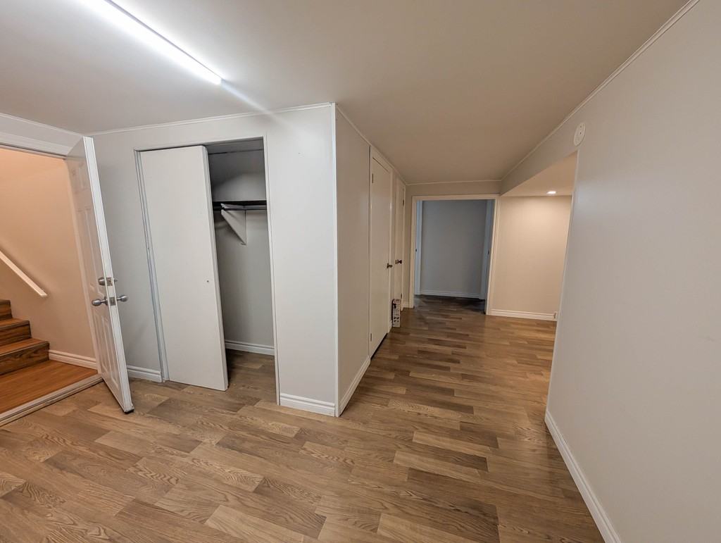 123 Westwood Crescent - Photo 4 of 40