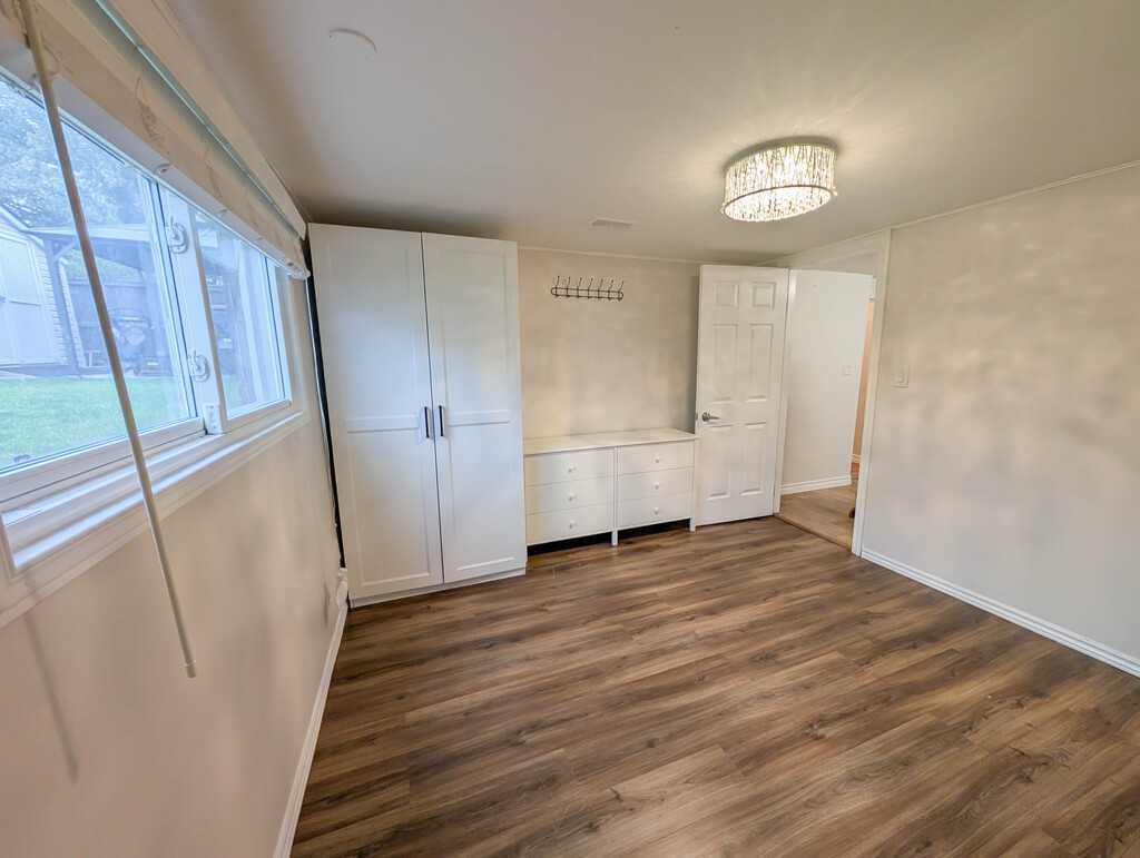 123 Westwood Crescent - Photo 5 of 40