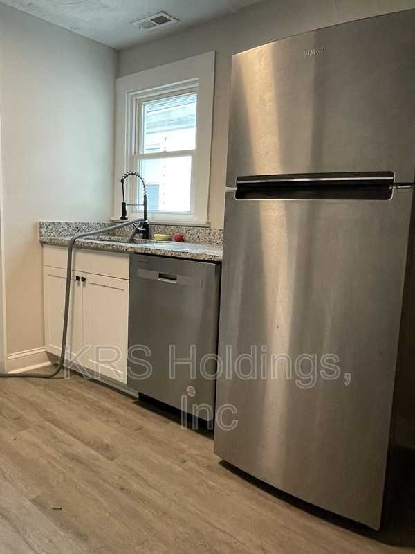 839 21st St - Photo 3 of 15