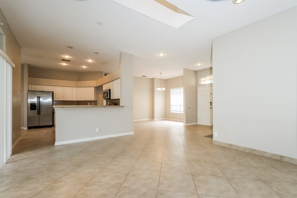 984 Lake Breeze Drive - Photo 5 of 16