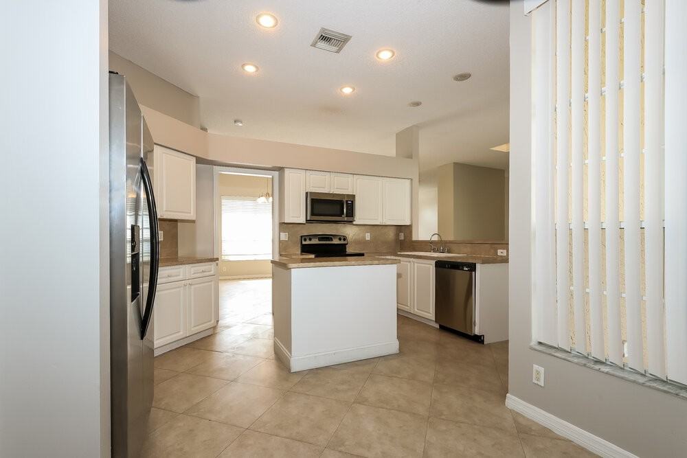 984 Lake Breeze Drive - Photo 6 of 16