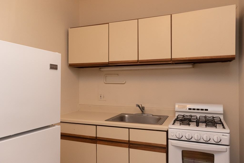 821 West Cornelia Avenue #317 - Photo 2 of 15