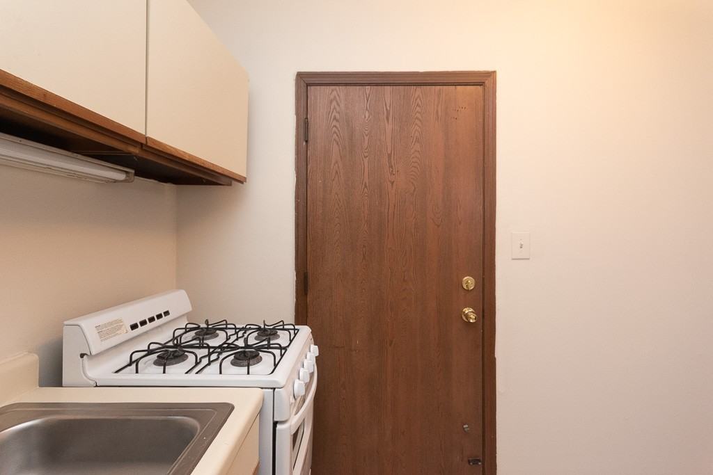 821 West Cornelia Avenue #317 - Photo 4 of 15