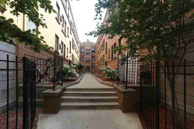 819 W Cornelia Ave #110