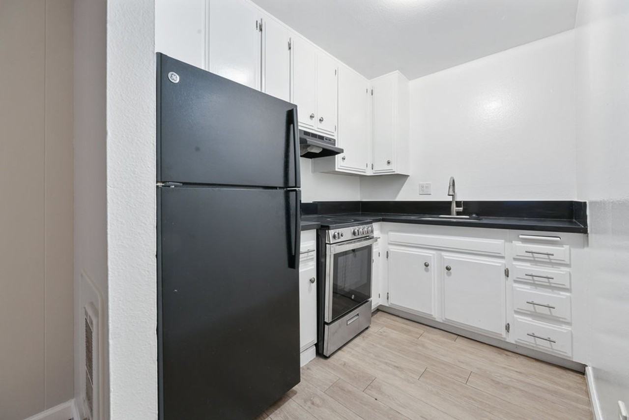 2525 Broadway - Photo 3 of 16