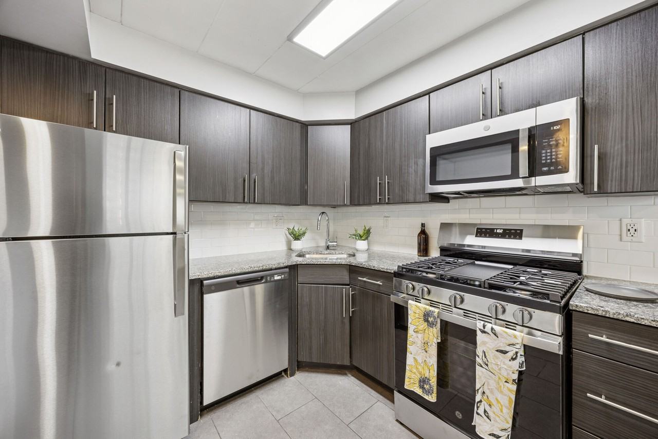 Leverington Court Apartments - Photo 2 of 11