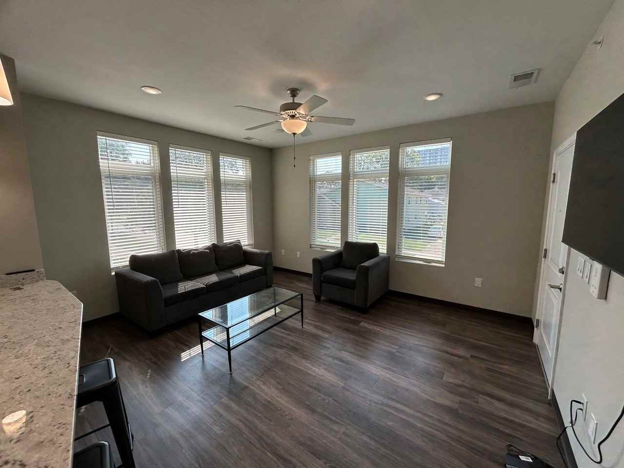 302 E Clark - Photo 5 of 50