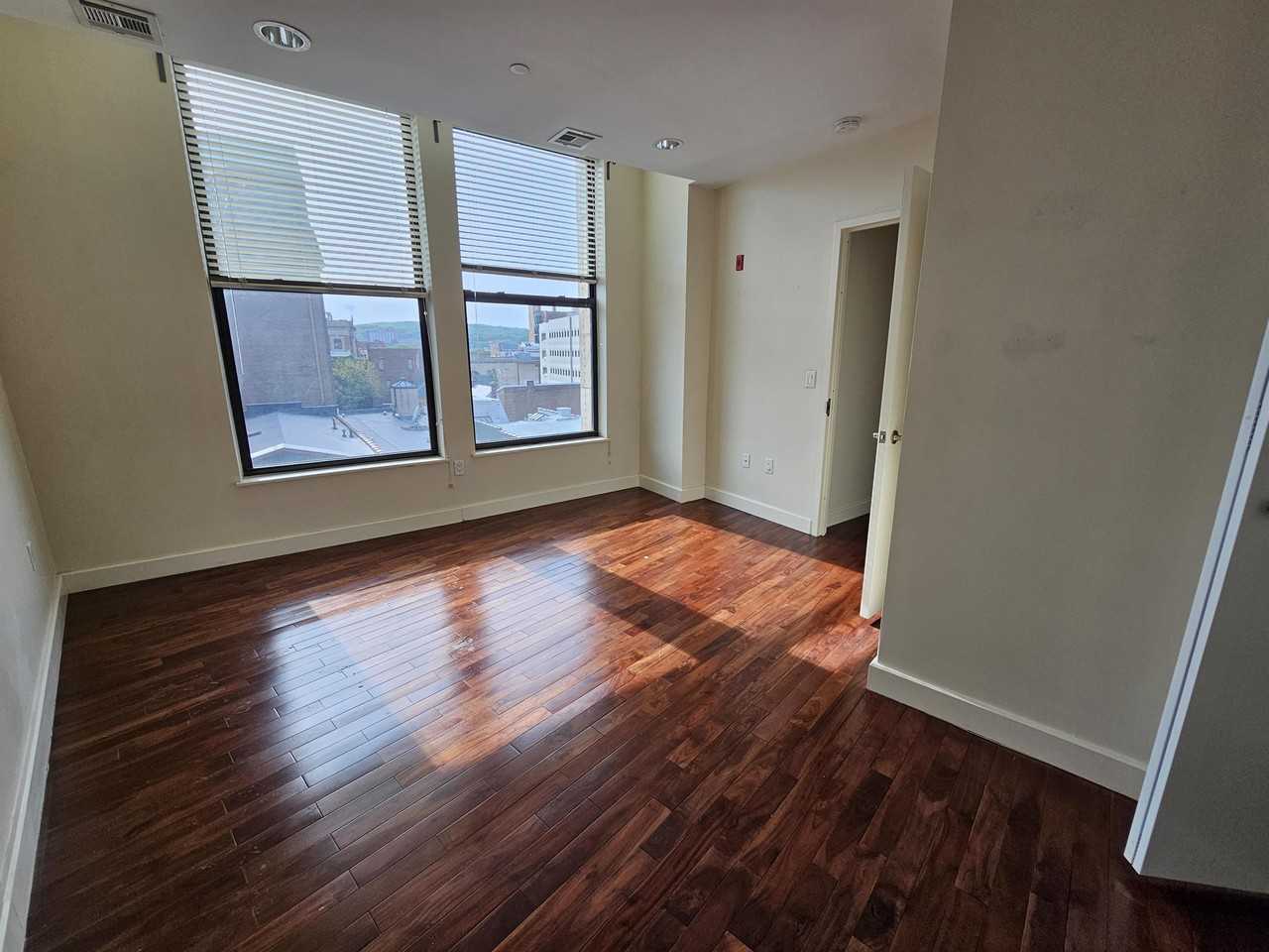 63 Bank St - Photo 5 of 6