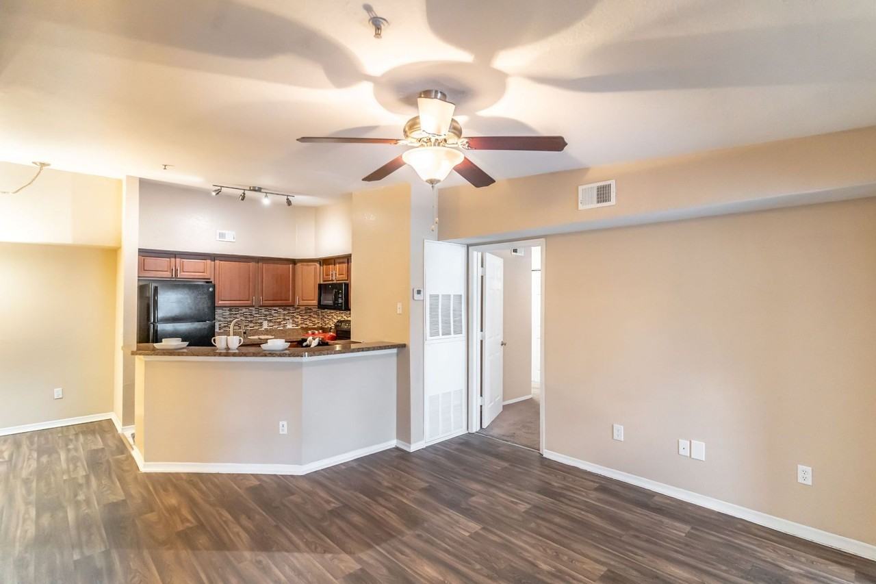 Mission Club Apartments - Photo 7 of 35