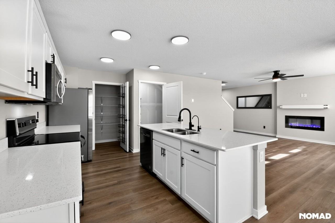 7908 North 169th Street - Photo 5 of 33