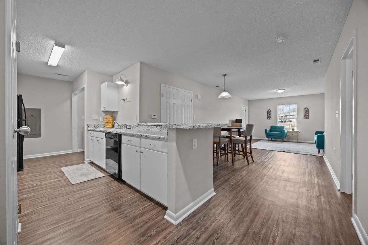 21 Collins Dr #D - Photo 3 of 27