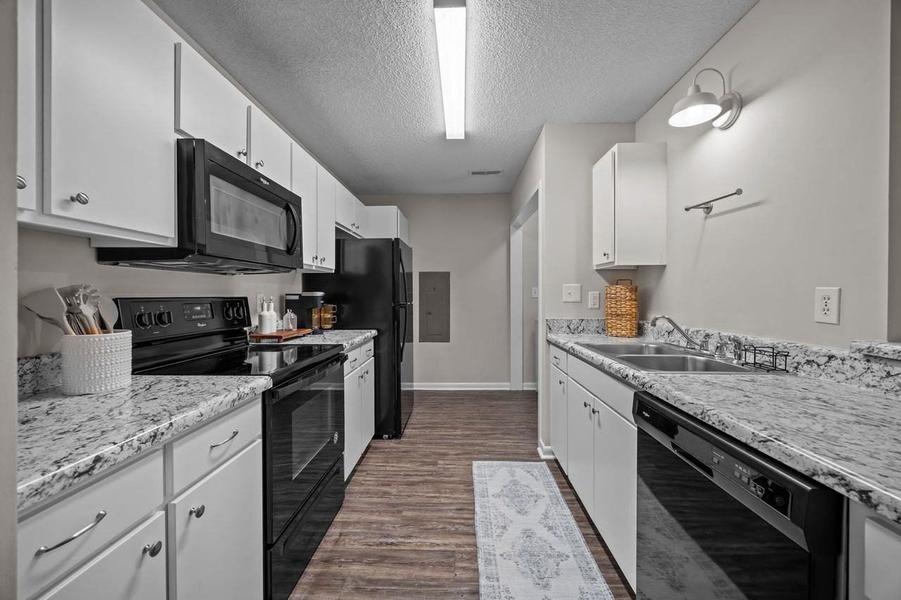 21 Collins Dr #D - Photo 4 of 27