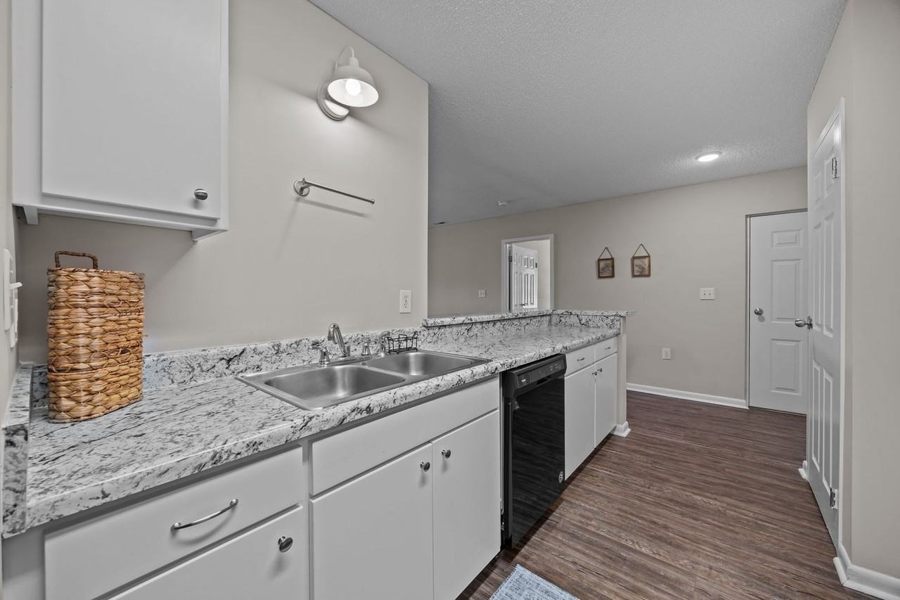 21 Collins Dr #D - Photo 6 of 27