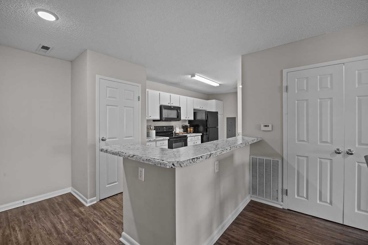 21 Collins Dr #D - Photo 7 of 27