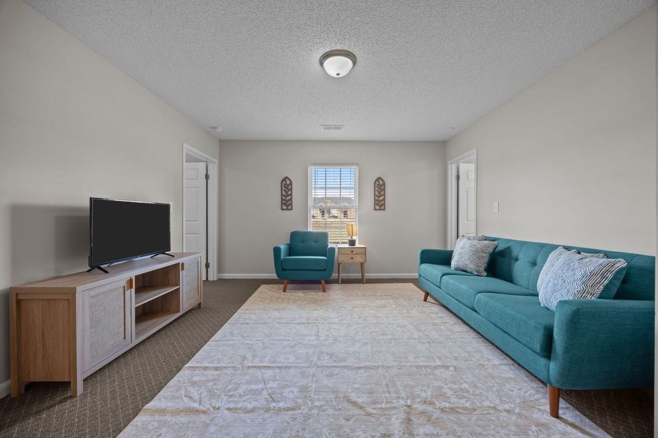 21 Collins Dr #D - Photo 2 of 27
