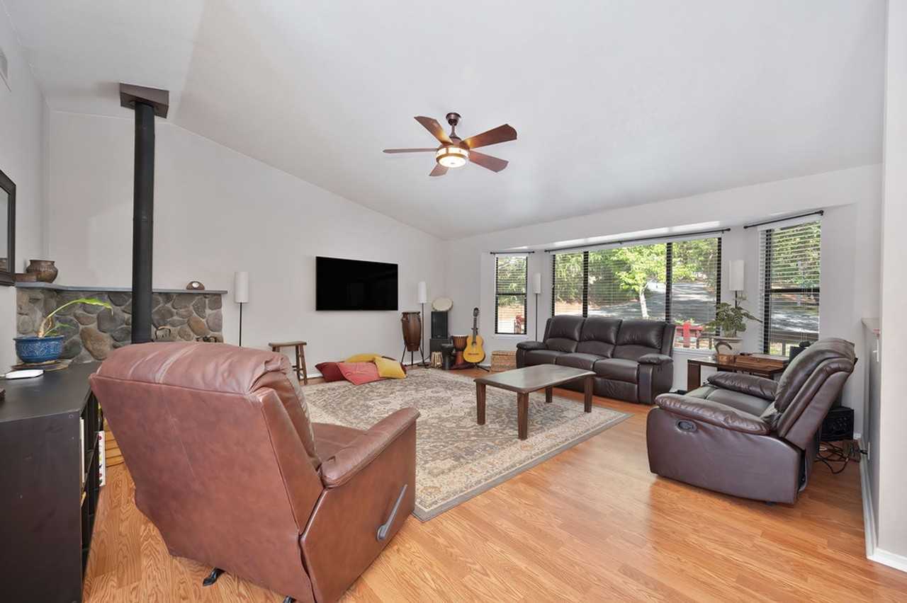 6127 Silverleaf Drive - Photo 3 of 15