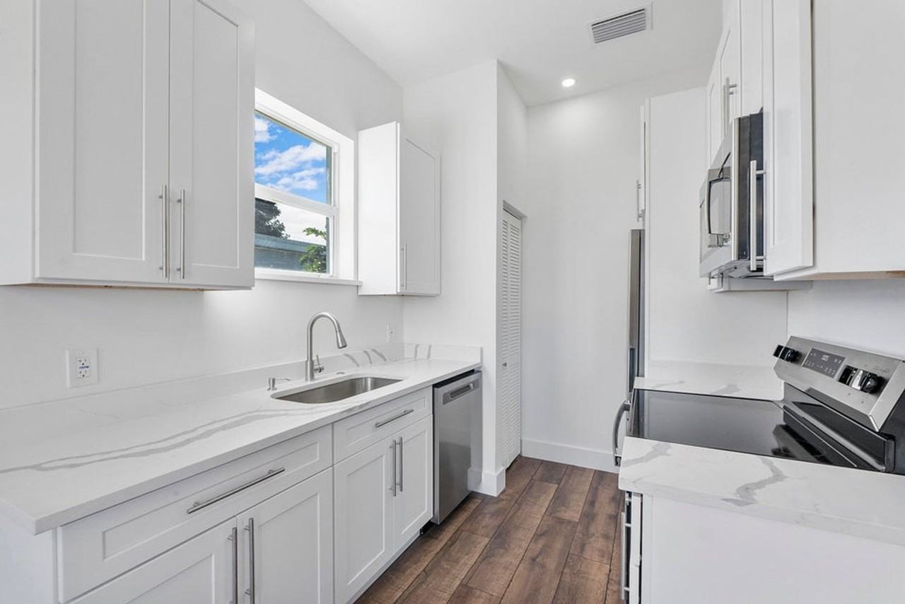 1573 W 16th St - Photo 2 of 21