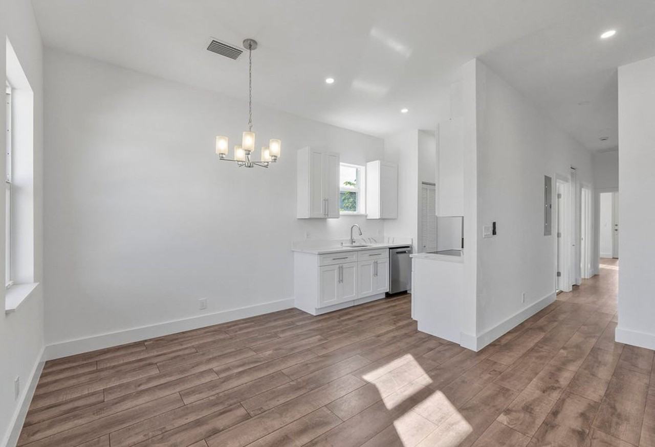 1573 W 16th St - Photo 3 of 21