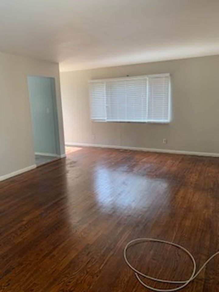 1362 W Pruitt St - Photo 3 of 9