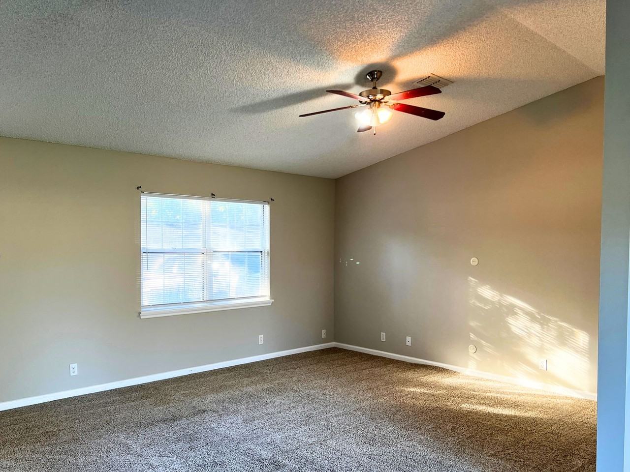 102 Hopi Ct - Photo 3 of 14