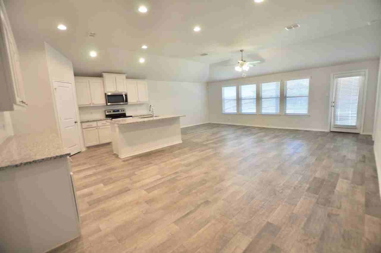 1008 Deer Valley Dr - Photo 2 of 18
