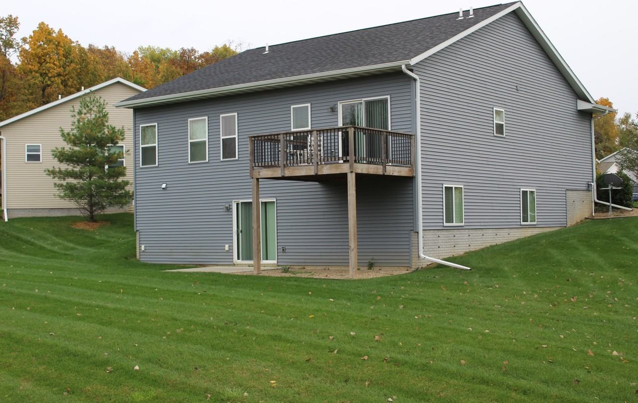 2091 Mackinaw Dr - Photo 2 of 23