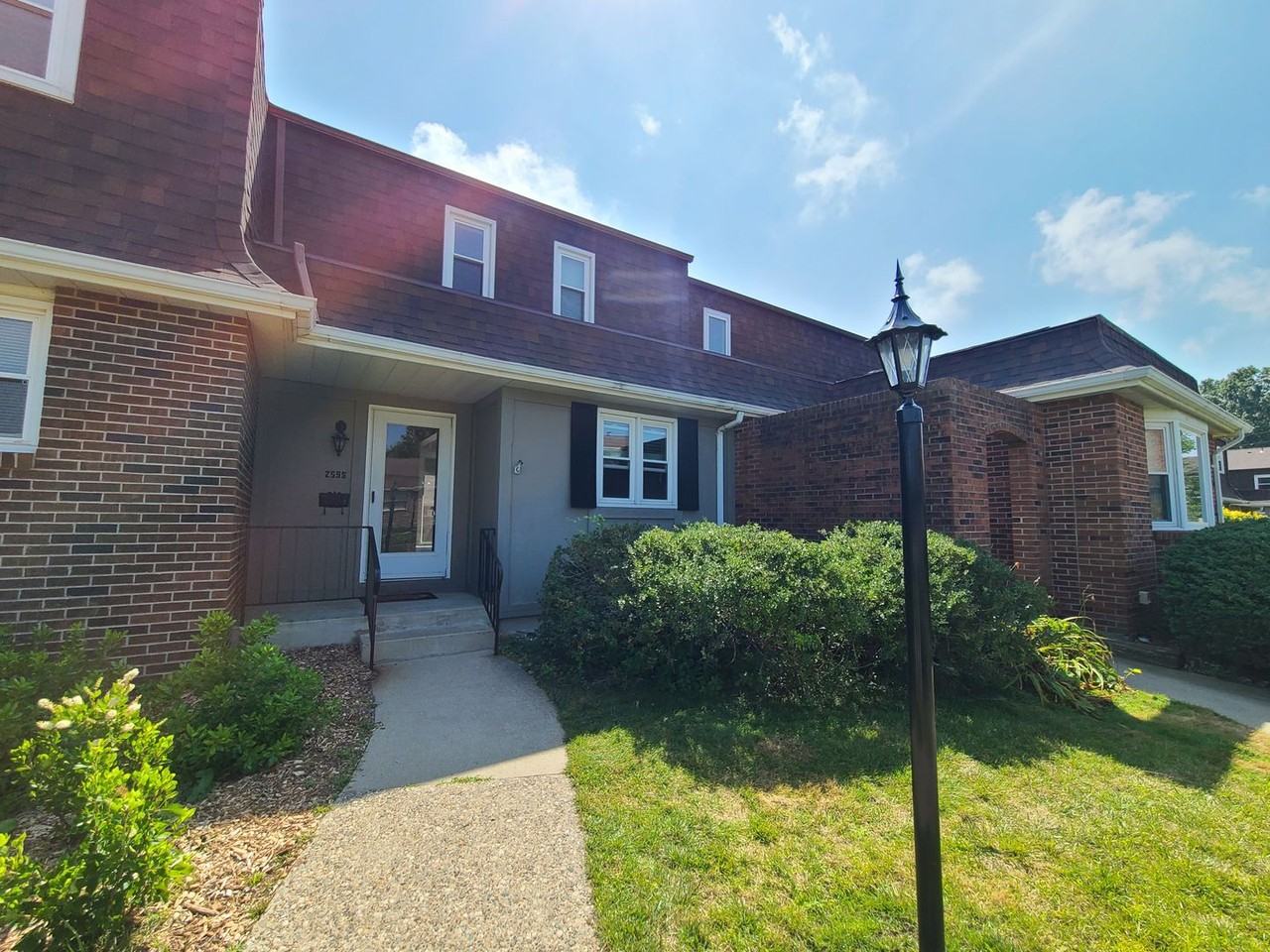 2595 Stratford Dr - Photo 2 of 14