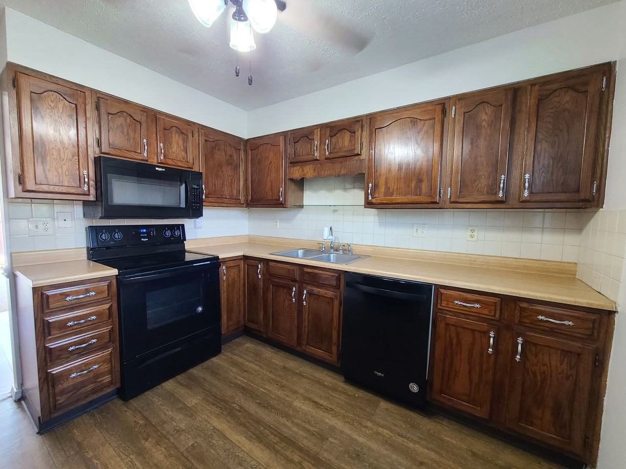 2595 Stratford Dr - Photo 3 of 14