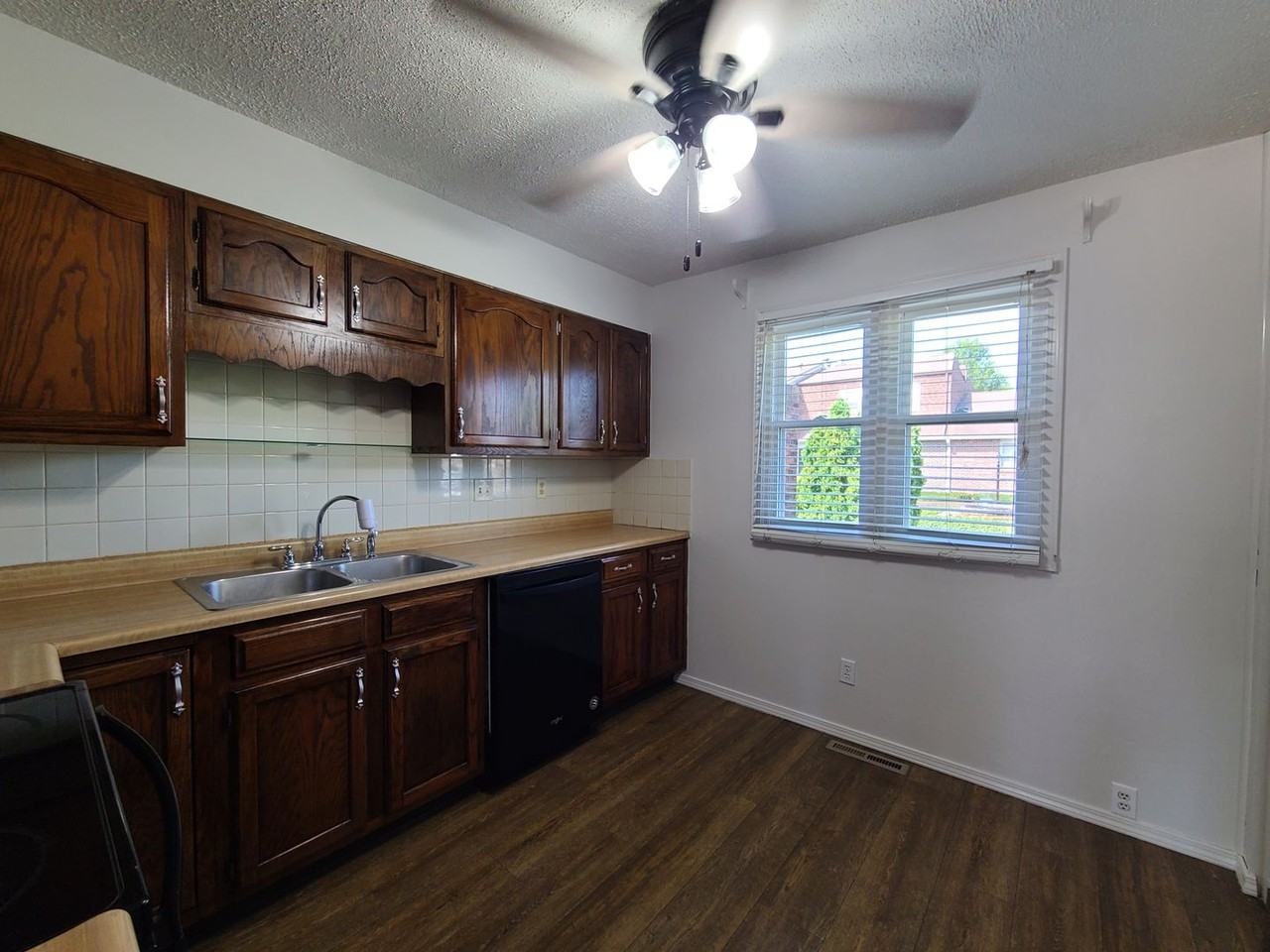 2595 Stratford Dr - Photo 4 of 14