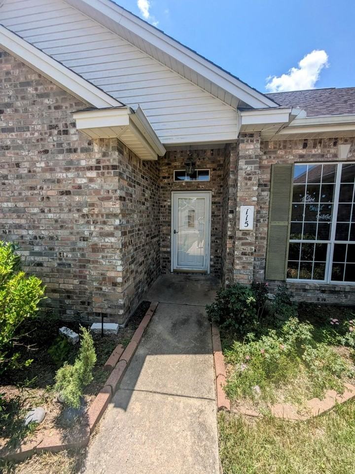 115 Suncrest - Photo 2 of 14