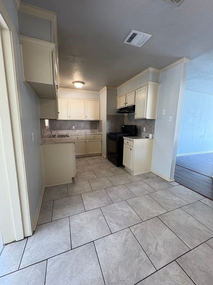 629 Woodmont Pl - Photo 6 of 13