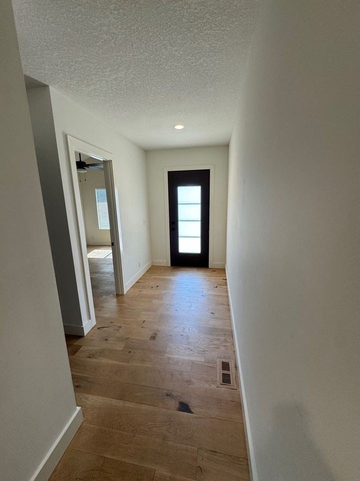 100 100 & 102 E. Maplewood Ln - Photo 7 of 15