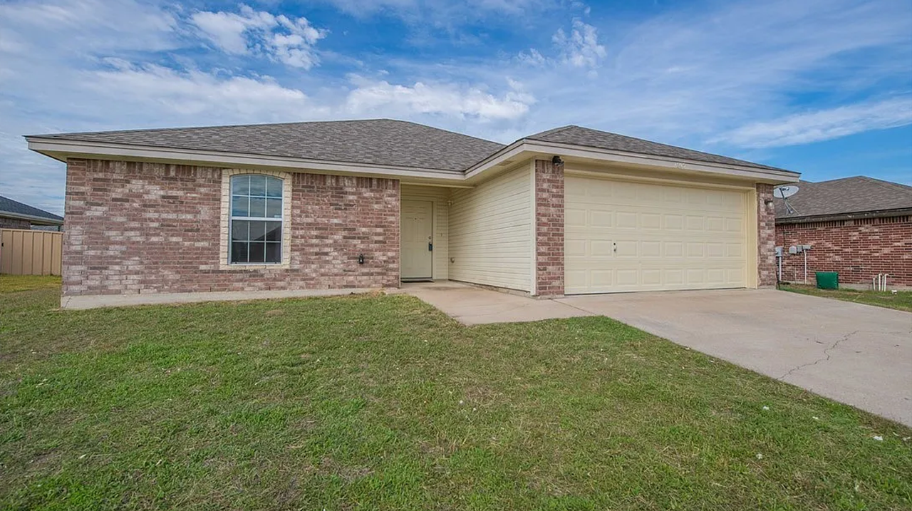 2505 Hydrangea Ave - Photo 2 of 19