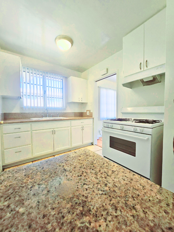 147 N Holliston Ave #D - Photo 4 of 26