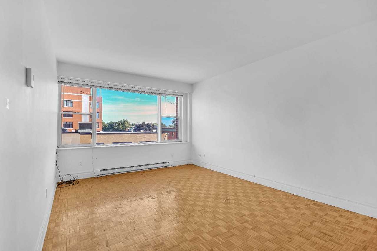 201 Avenue Metcalfe #409 - Photo 7 of 13