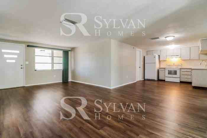 2536 Almond Dr - Photo 3 of 15