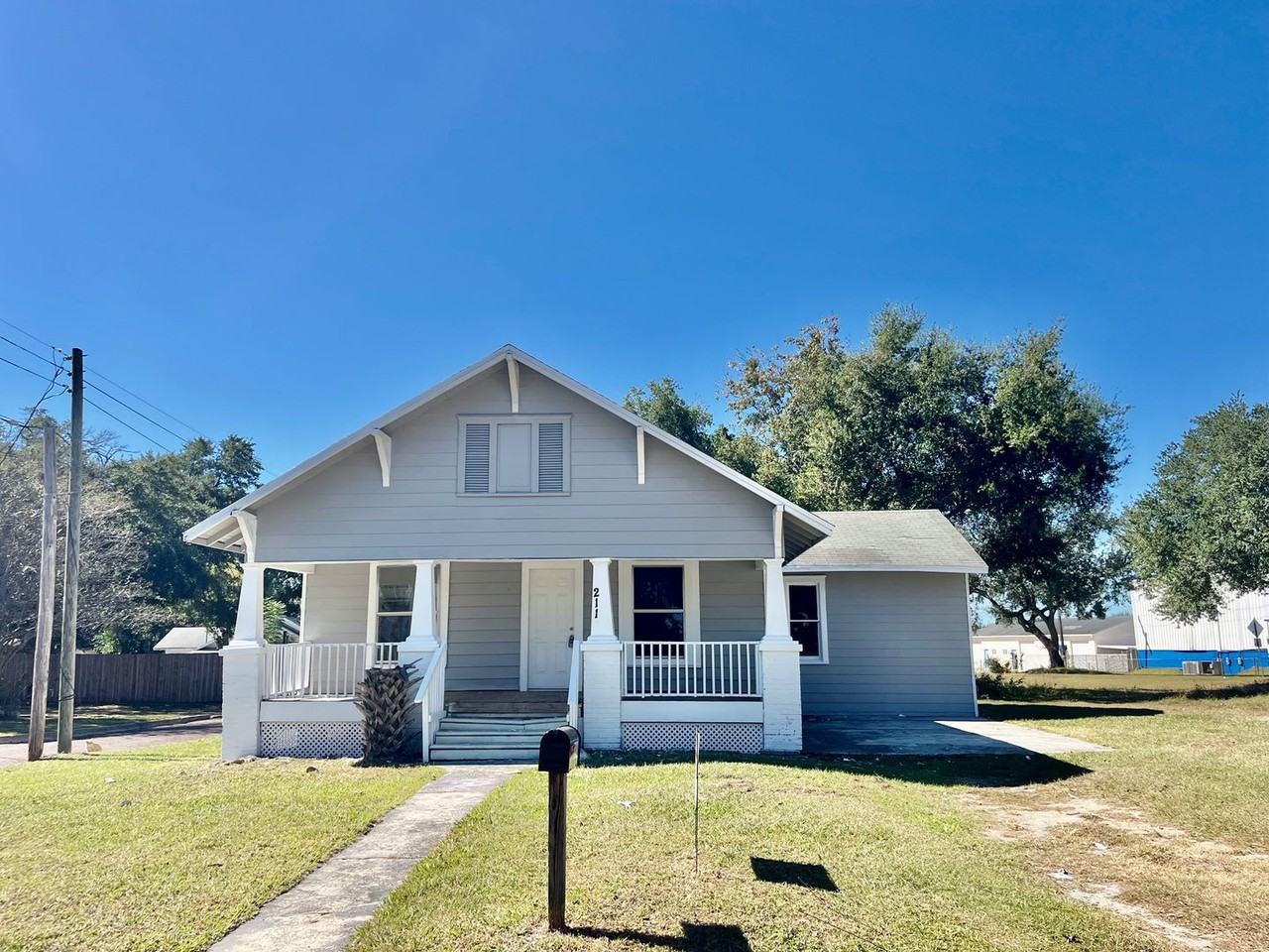 211 Cornelia Ave - Photo 2 of 9