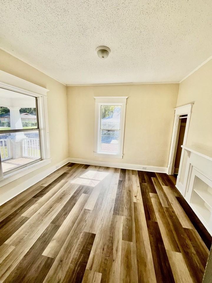 211 Cornelia Ave - Photo 4 of 9