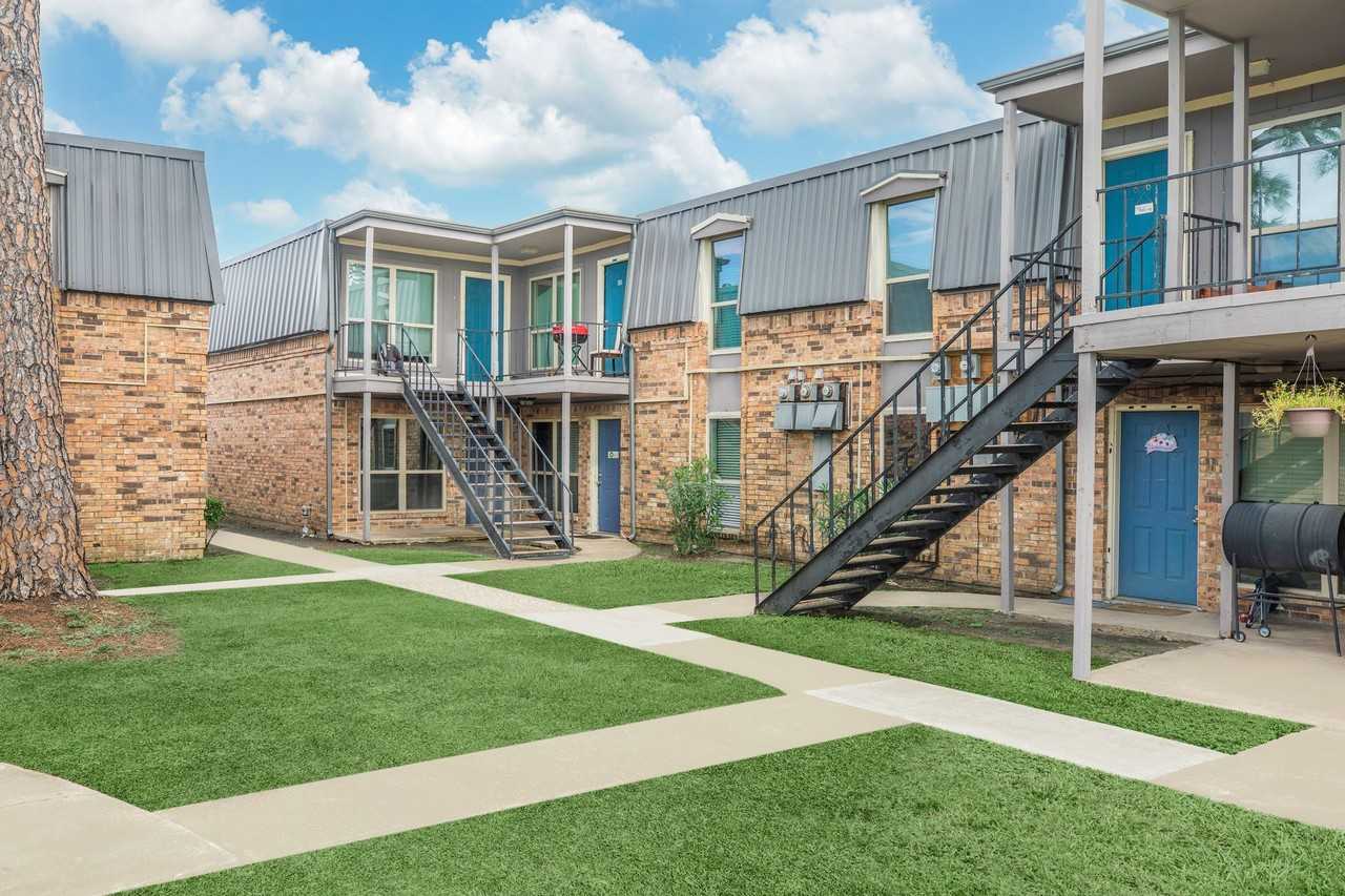 Rollingwood - Photo 2 of 8