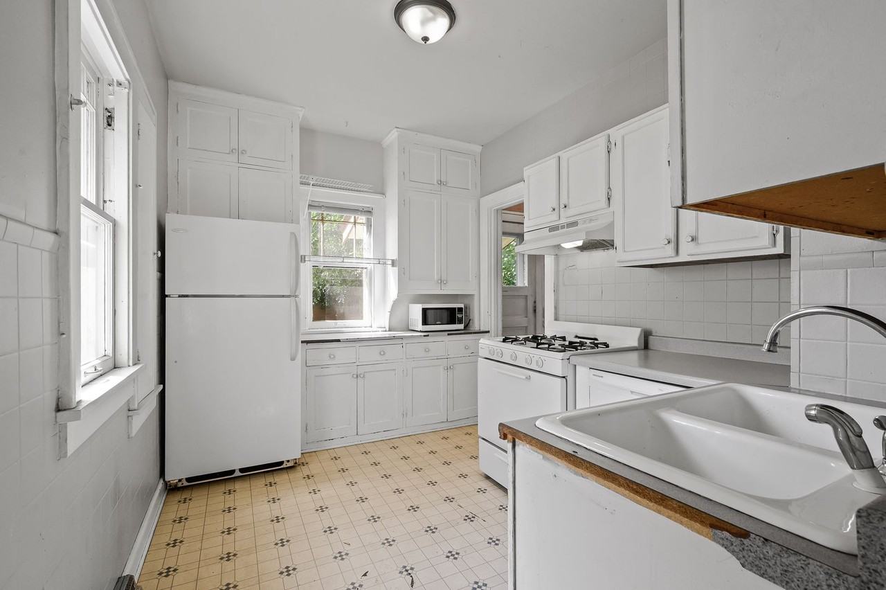 1089 Southeast 23rd Avenue - Photo 7 of 20