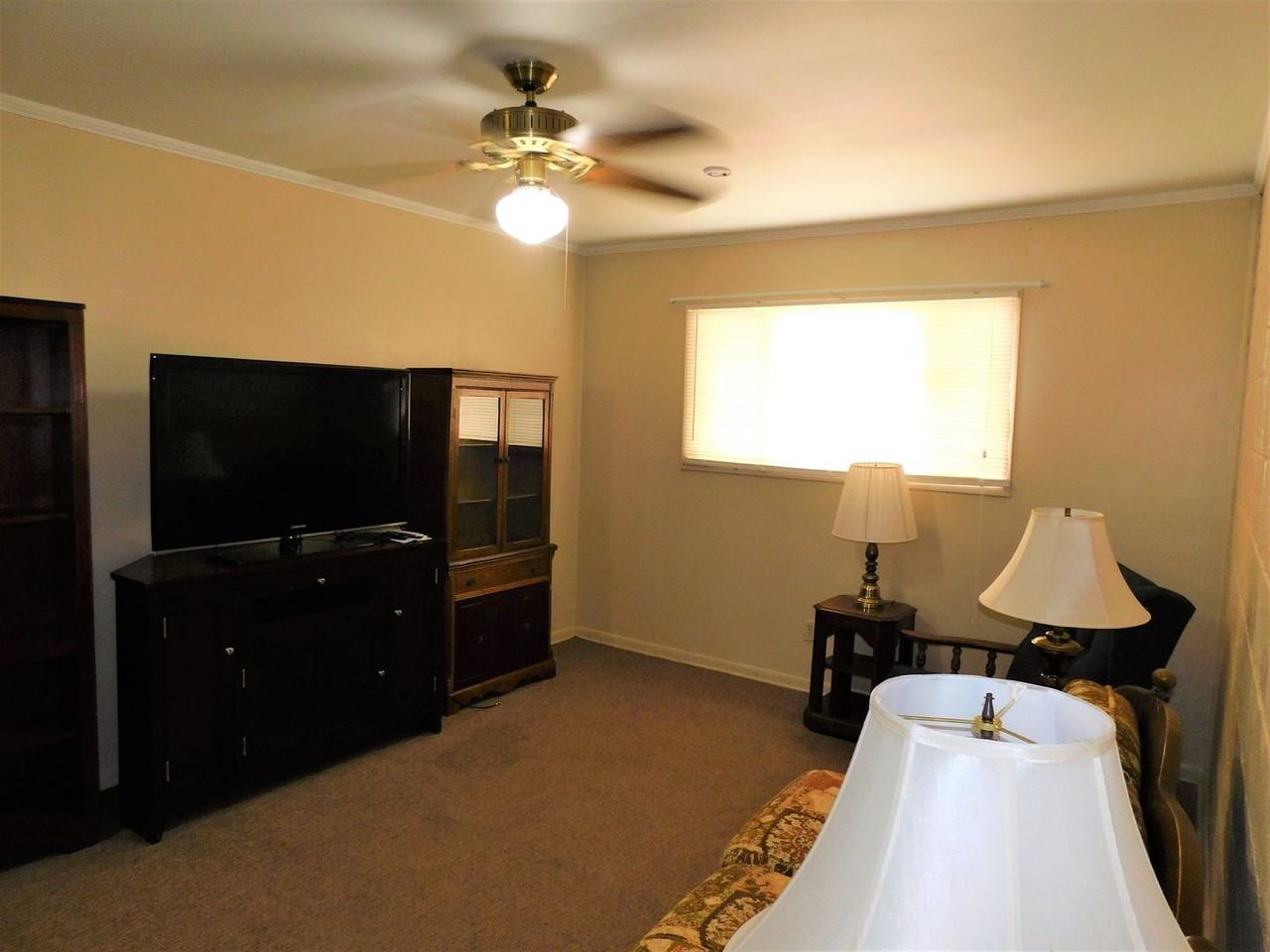 610 W 7th St - Photo 7 of 11