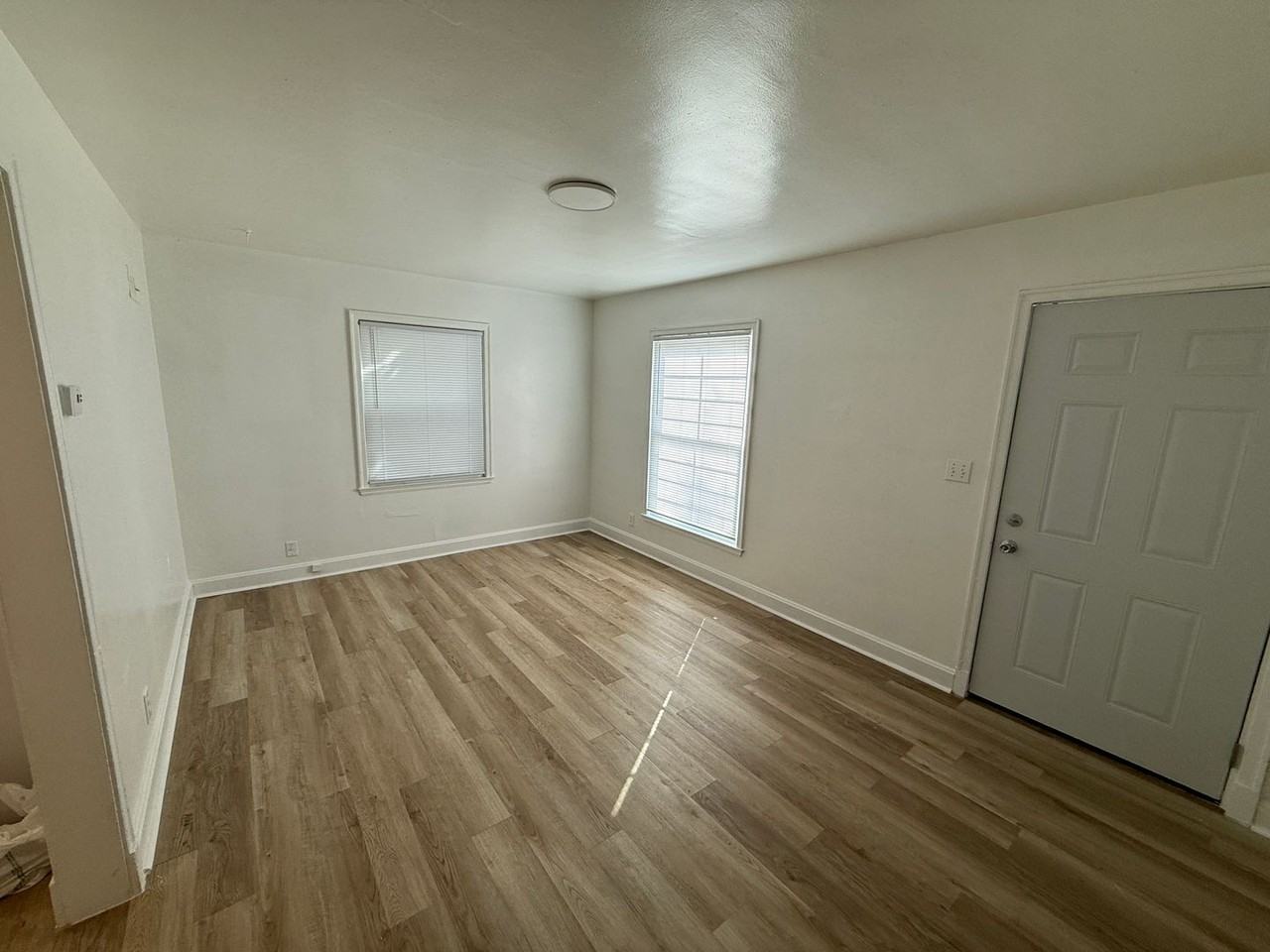 720 W 6th St #A - Photo 3 of 10