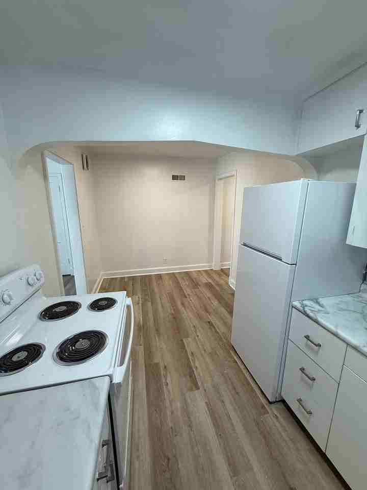 720 W 6th St #A - Photo 4 of 10