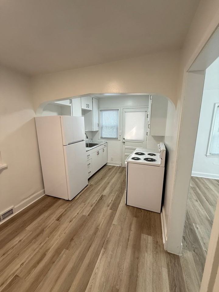 720 W 6th St #A - Photo 5 of 10