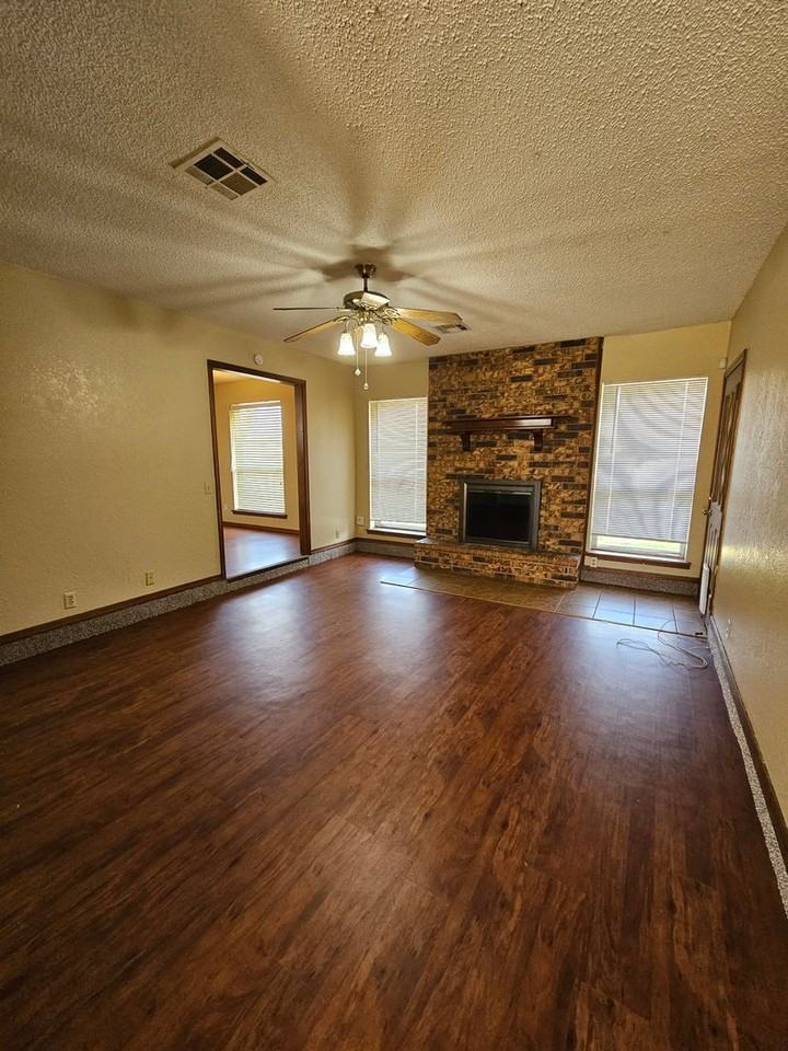 1927 Wilmington Court - Photo 2 of 16