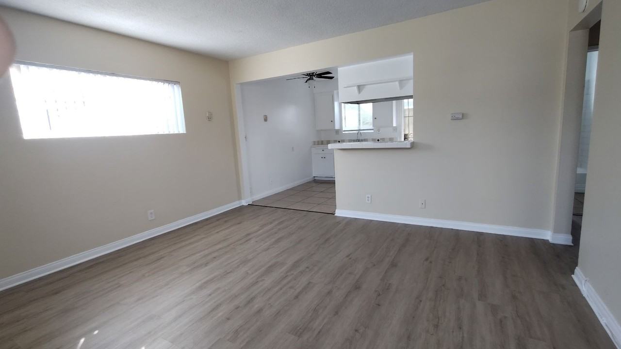 257 E 49th St #B - Photo 3 of 10