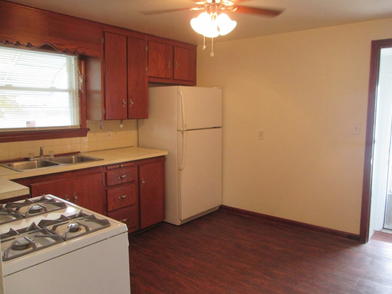 820 Lincoln Ave - Photo 4 of 9