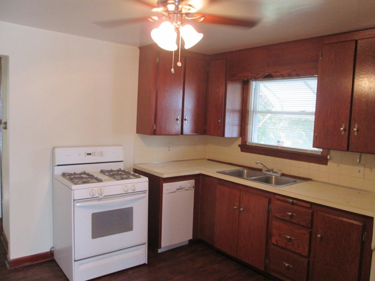 820 Lincoln Ave - Photo 5 of 9